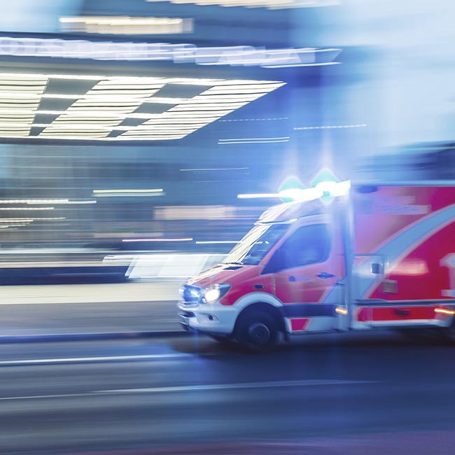 ambulancia con luces de emergencia