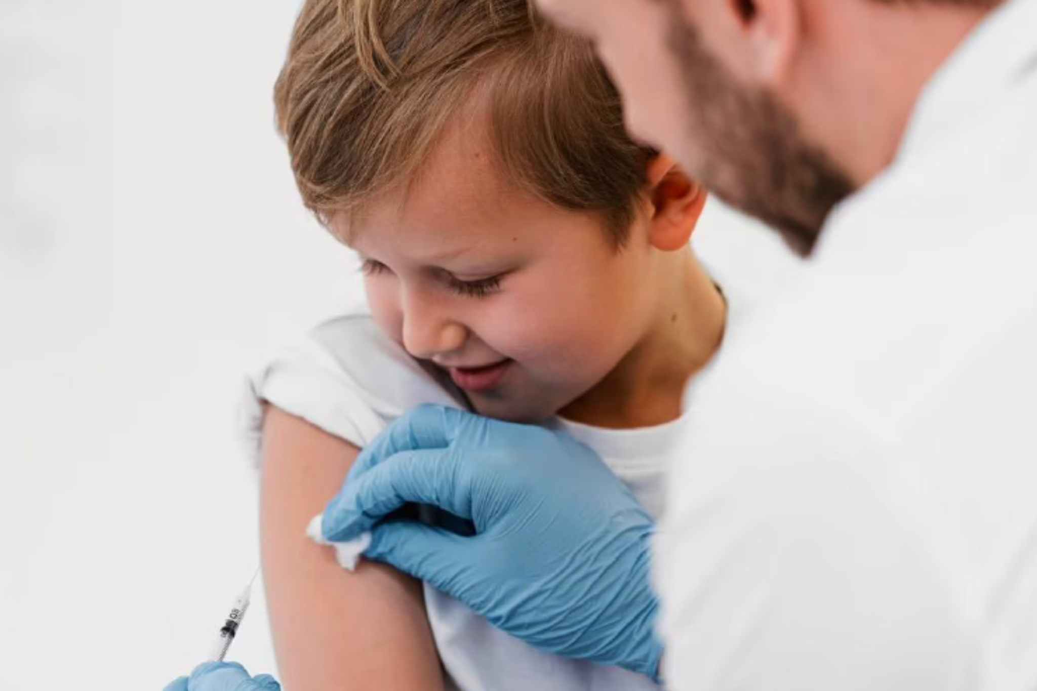 enfermero con niño poniendo vacuna